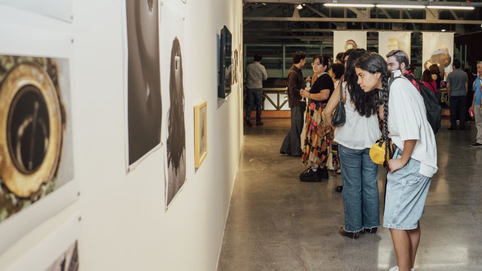 La exposición colectiva “La forma de una pregunta” reúne propuestas fotográficas de 15 estudiantes en el Centro de las Artes, Parque Fundidora.