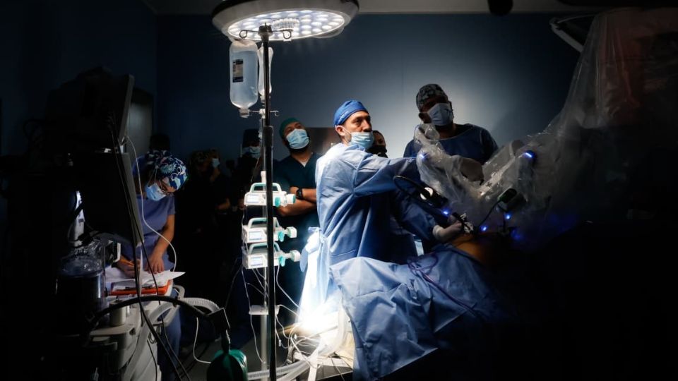El médico especialista en cirugía oncológica y pionero en cirugía de robot en México, Miguel Farías Alarcón, aseguró que el robot Da Vinci no sustituye el trabajo del cirujano.