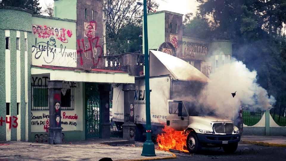 Protesta de Normalistas en Campo Militar 1.