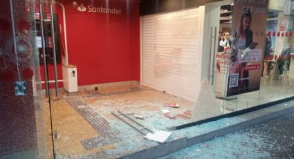 Saquean encapuchados establecimiento comercial frente a GCDMX y arrinconan a policías