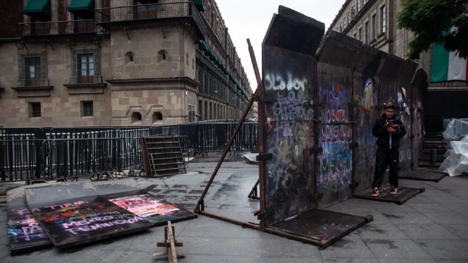 También han plasmado pintas en los muros de diversos inmuebles sobre Reforma.