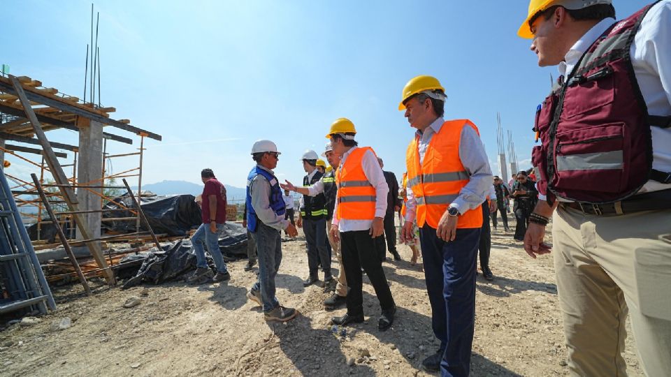 Delgado Carrillo entregó documentos oficiales para otorgar certeza jurídica a 77 planteles educativos.