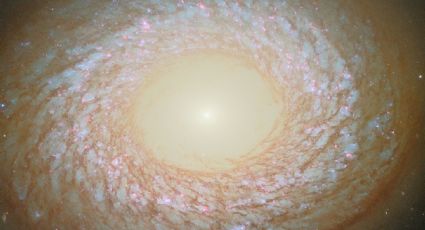 La imagen de la galaxia NGC 2775, que desconcierta a los científicos