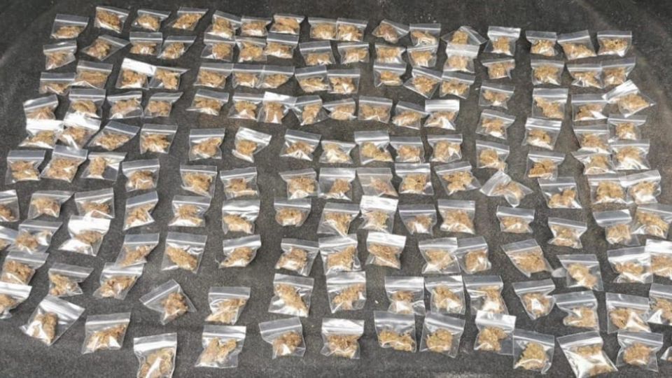 Elementos de la SSC detuvieron a los adolescentes cuando manipulaban los paquetes con aparente droga.