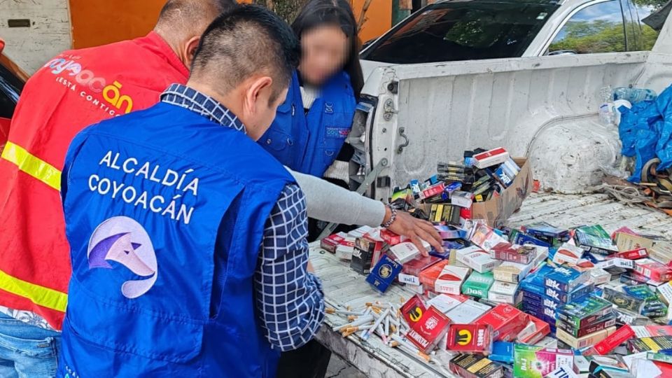 Cientos de cajas y cigarros que se vendían de manera unitaria, fueron retirados de comercios en la
zona de Tasqueña por personal de la dirección general de Gobierno y Asuntos Jurídicos.