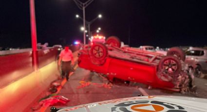 Volcadura en la autopista al Aeropuerto deja dos lesionados en Apodaca