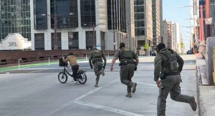 VIDEO | Ciclista huye de agentes del ICE en el centro de Chicago