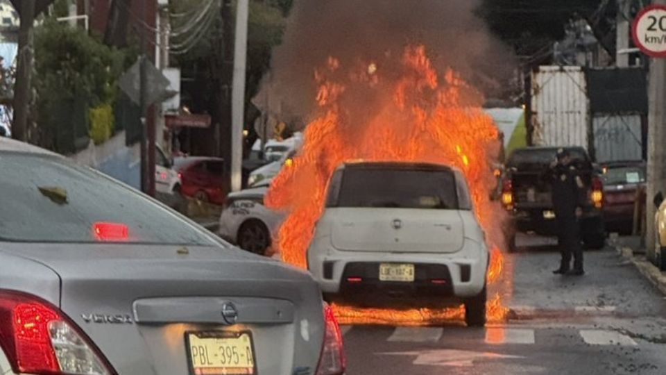 	VIDEO | Vehículo se incendia en avenida Desierto de los Leones: no se reportan heridos en CDMX