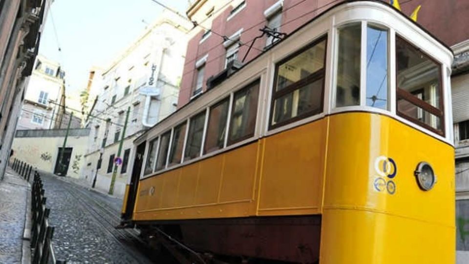El Ascensor de Gloria es un conocido funicular turístico en el centro de Lisboa.