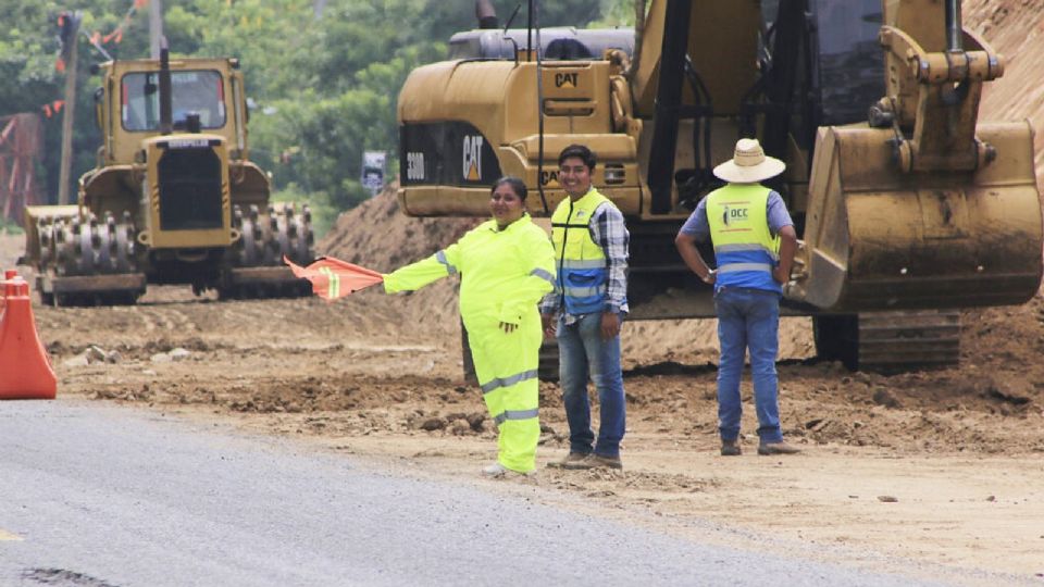 SICT acelera obras carreteras en Oaxaca.