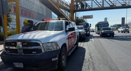 Hombre sufre descarga eléctrica mientras trabajaba en puente peatonal en Av. Garza Sada