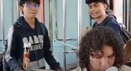 VIDEO | Jóvenes convierten vagón del Metro CDMX en salón de clase para explicar experimento de Tesla