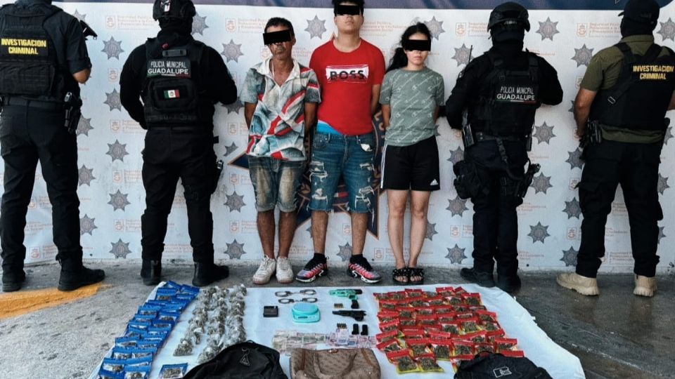 Los detenidos fueron identificados como Octavio “N” de 50 años, Alexander “N” de 20 y Jennifer “N” de 24.