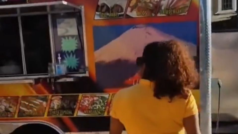 Acapulqueña reclama a taqueros poblanos y estos la mandan a bailar 'La Iguana', a lo que ella accede.