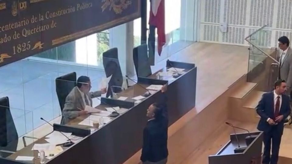 Imagen de la sesión en el Congreso de Querétaro donde el diputado del PAN, Enrique Correa fue agredido.