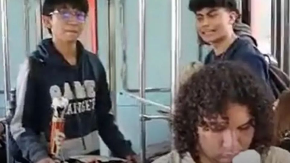 Dos jóvenes soprendieron a pasajeros del Metro CDMX con clase de la bobina de Tesla y no lo hicieron por dinero.