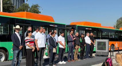 Samuel García entrega 140 nuevas unidades de transporte en Nuevo León