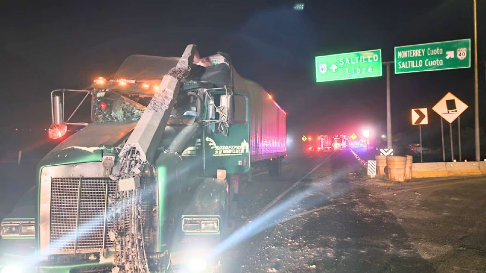 Autoridades atendieron el choque de tráileres en la carretera Monterrey–Saltillo que dejó dos lesionados y daños a la infraestructura eléctrica.