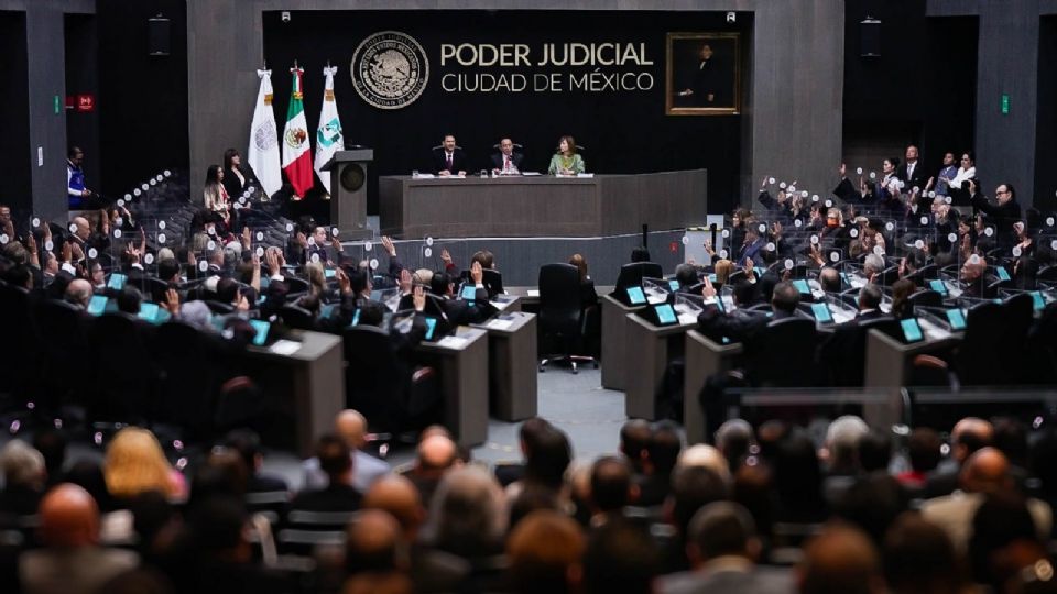 El titular del Poder Judicial impuso la toga a los cinco integrantes del Tribunal de Disciplina Judicial, 34 nuevos magistrados, y 98 jueces.
