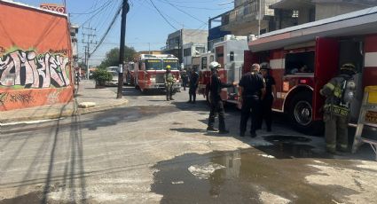 Controlan charco de ácido en la vía pública en la colonia Industrial, en Monterrey