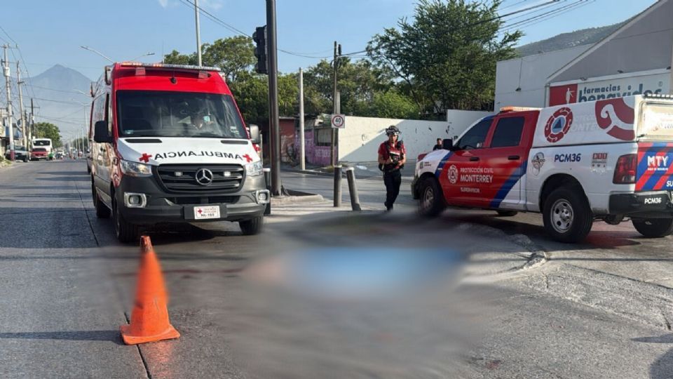 El cuerpo del hombre quedó sobre la carpeta asfáltica, mientras que el conductor fue puesto a disposición de las autoridades.
