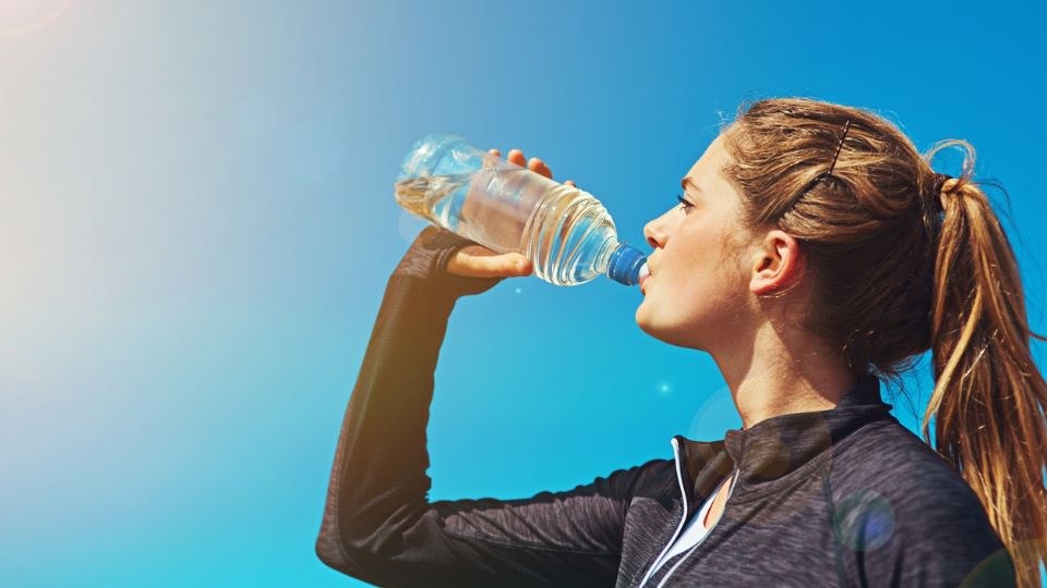 ¿Por qué es bueno tomar agua al despertar?