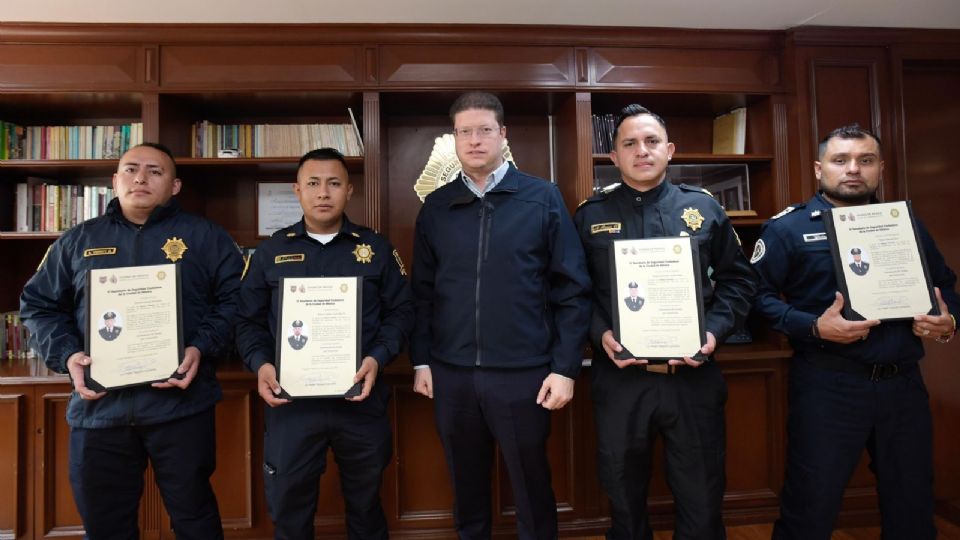 'Estamos muy orgullosos de entregar cuatro ascensos de grado a compañeros del Sector Quetzal', dijo.