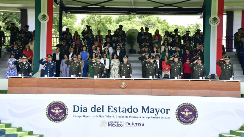 General Trevilla Trejo preside ceremonia con 44 condecoraciones a miembros destacados.
