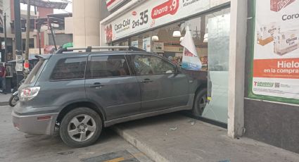 Auto se estrella contra tienda Seven Eleven en Avenida Félix U. Gómez