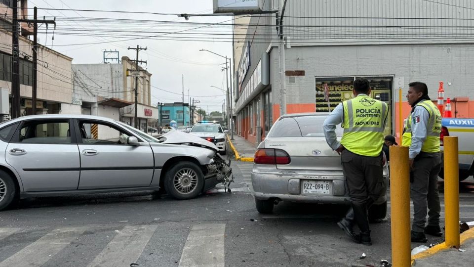 Elementos de Protección Civil y Cruz Roja atendieron a los ocupantes de los vehículos accidentados en el Centro de Monterrey.