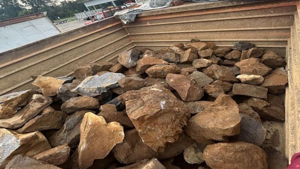 Policías detienen a tres por extracción de piedra de monte en Milpa Alta.