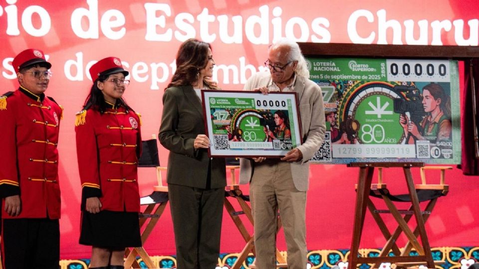 La Lotería Nacional celebra los 80 años de los estudios Churubusco Azteca con un billete conmemorativo.
