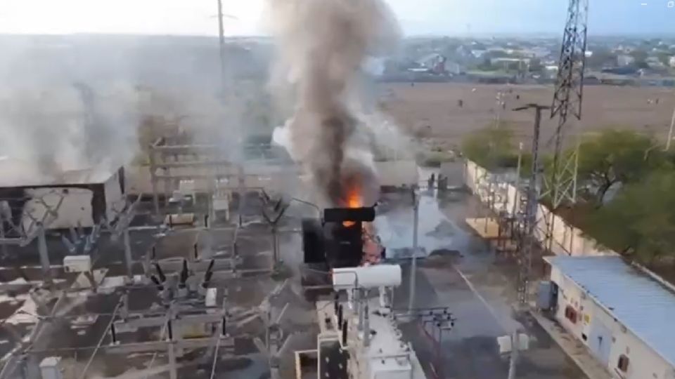 Bomberos, Protección Civil y CFE trabajan en la sofocación del incendio en la termoeléctrica de la colonia Barrio La Estrella.