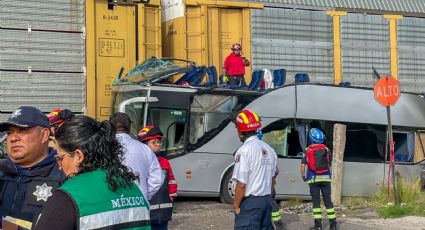 VIDEO | Tren embiste a autobús de pasajeros en Atlacomulco: Así fue el momento exacto