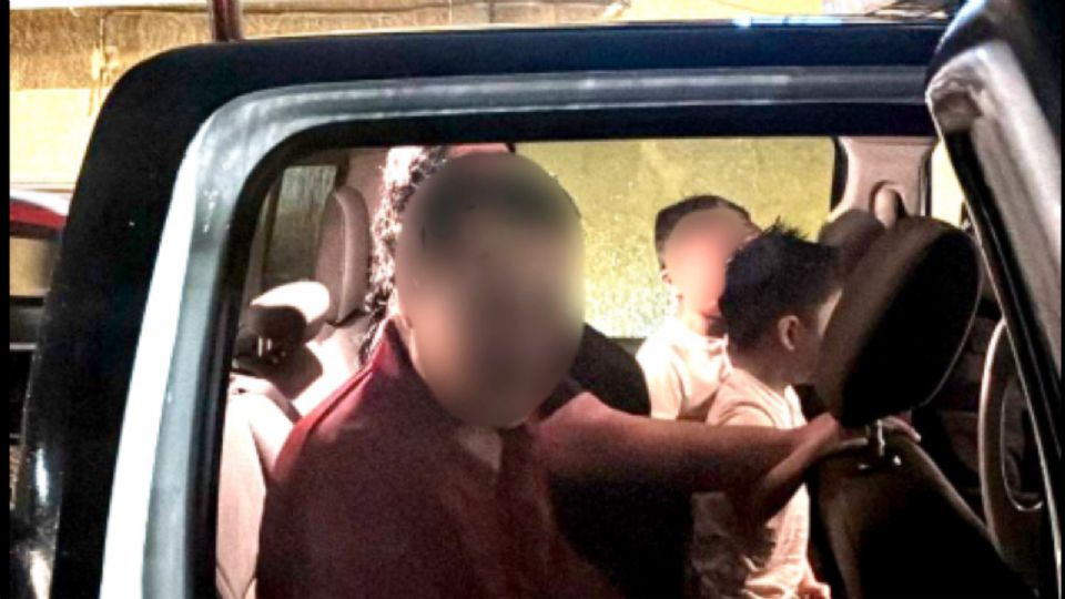 Policías de Guadalupe rescataron a dos menores y tres adultos de un auto atrapado por la corriente en la colonia Xochimilco.