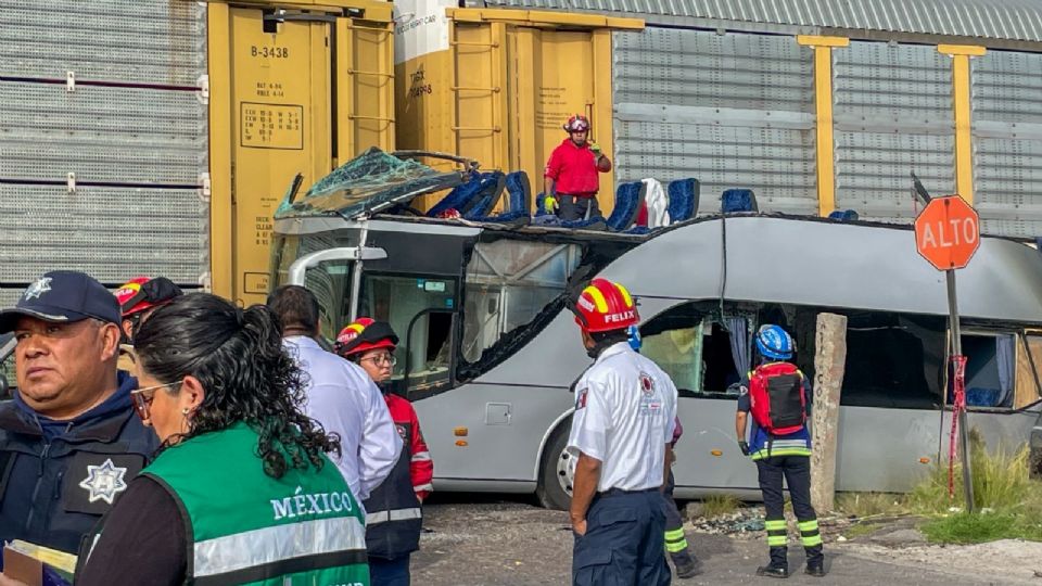 Con un saldo de al menos 9 personas muertas y 41 lesionados se registró el choque del tren con un autobús.