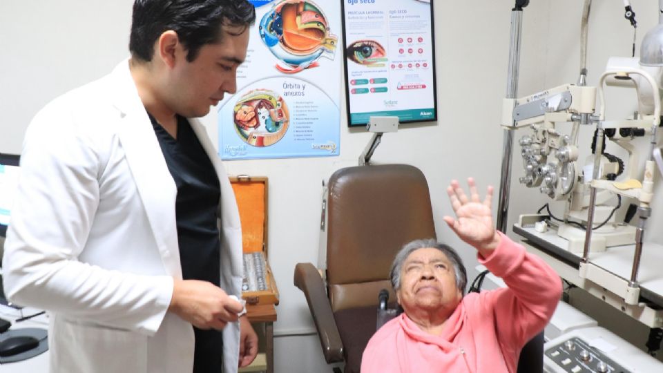 Doña Juanita recuperó la visión tras un trasplante de córnea realizado en el HGZ 33 del IMSS en Monterrey.