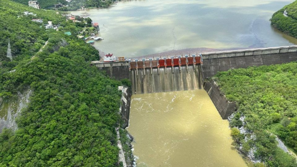 Conagua anunció la apertura de una compuerta en la Presa La Boca este 8 de septiembre; autoridades de Santiago desplegarán operativos preventivos.