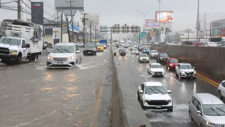 La SGIRPC recomendó evitar transitar por caminos con encharcamientos.