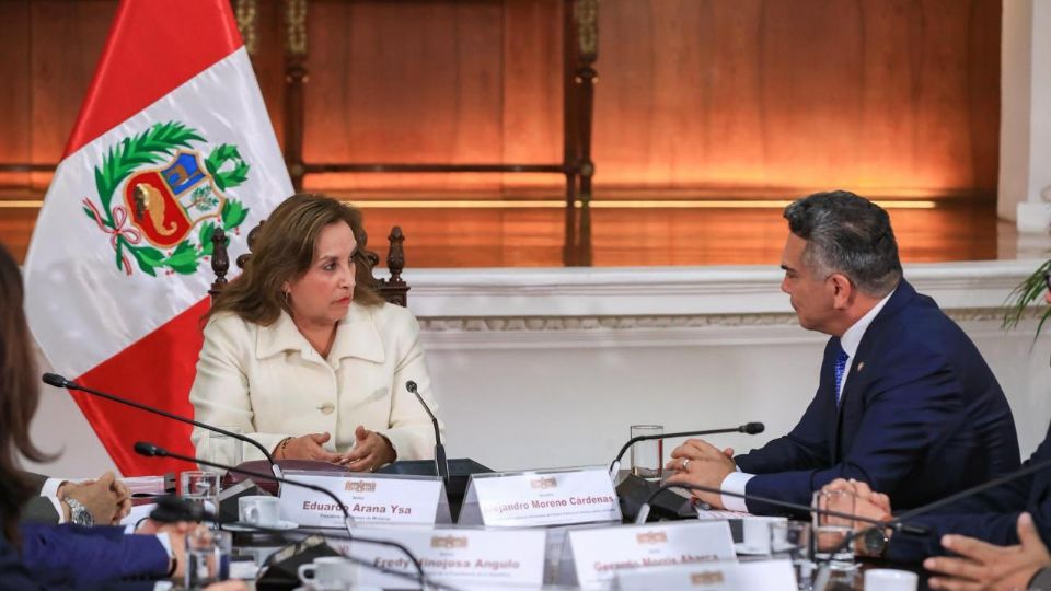 El líder del PRI concretó este acercamiento con la presidenta de Perú.