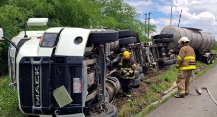 Dormita chofer y vuelca tráiler en la carretera nacional