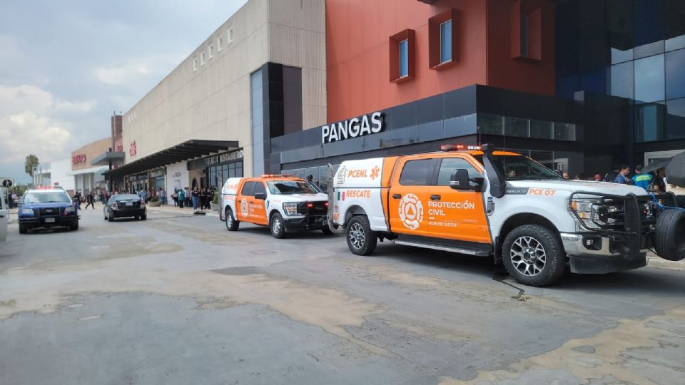 El conato de incendio en Plaza Fiesta Anáhuac derivó en la evacuación preventiva de clientes y empleados.