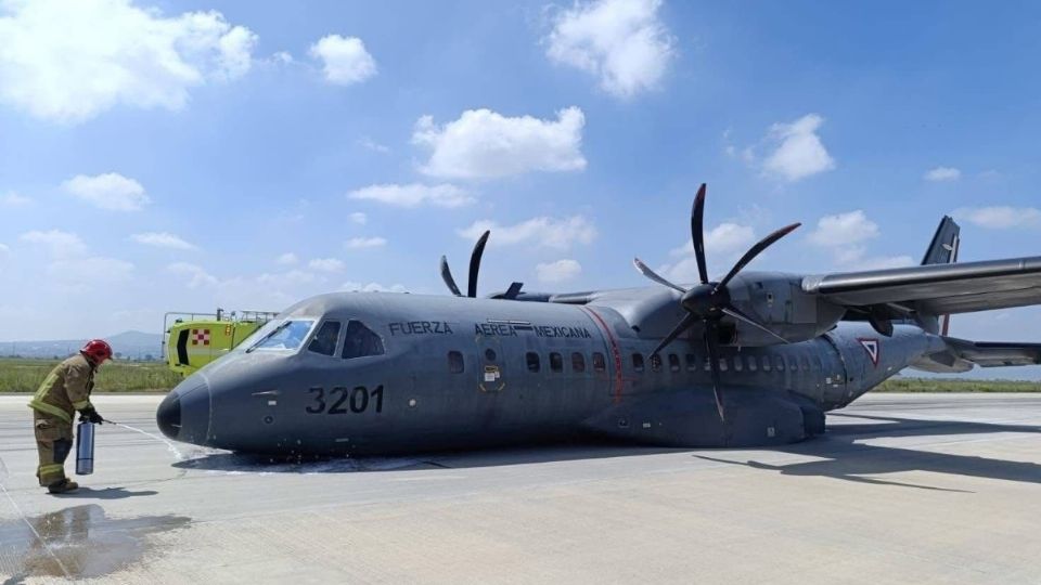 Aeronave de la Fuerza Aérea Mexicana aterriza de emergencia en el AIFA