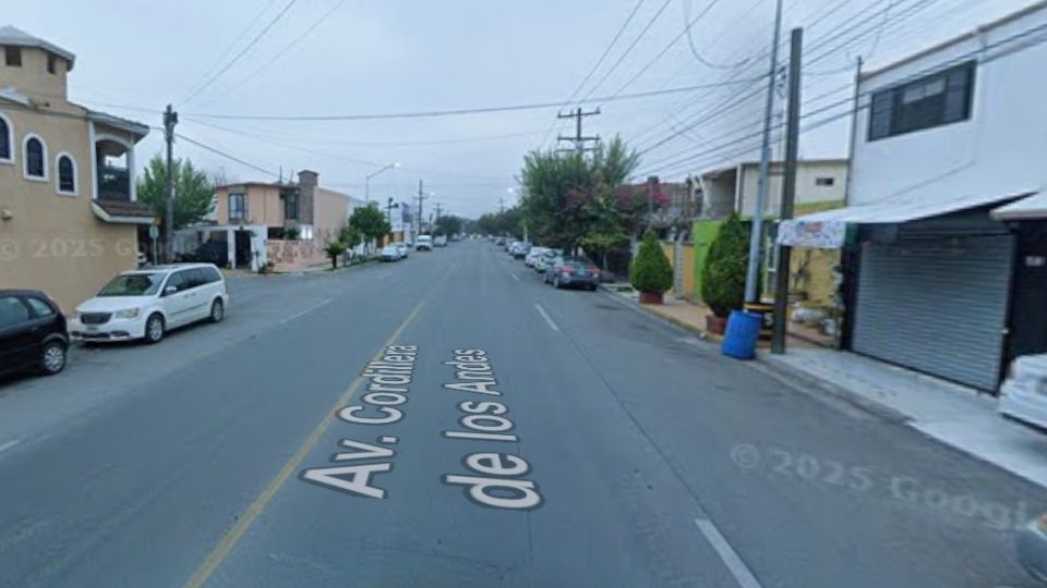 Avenida Cordillera de los Andes entre Sendero de los Fresnos y Sendero de los Jazmines.