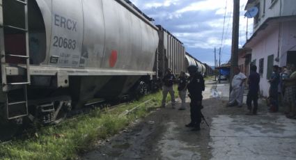 Camioneta se impacta contra tren en Escobedo; conductor resulta lesionado