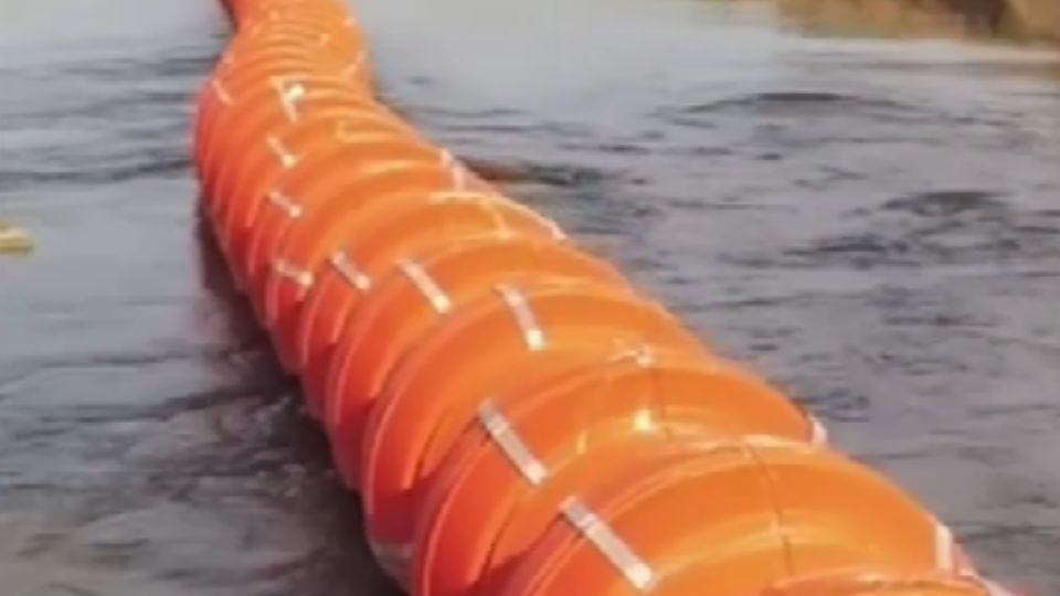 Parte del muro naranja que la embajada de EU en México advierte que está instalado en el Río Bravo.