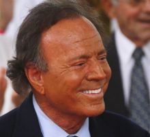 Julio Iglesias, señalado por extrabajadoras por presunto acoso y violencia sexual