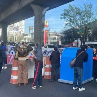 Estudiantes de la UPN cierran vialidad en Periférico al cruce con Picacho Ajusco