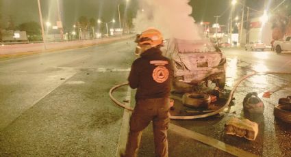 Muere conductor calcinado tras chocar e incendiarse su auto en Garza Sada