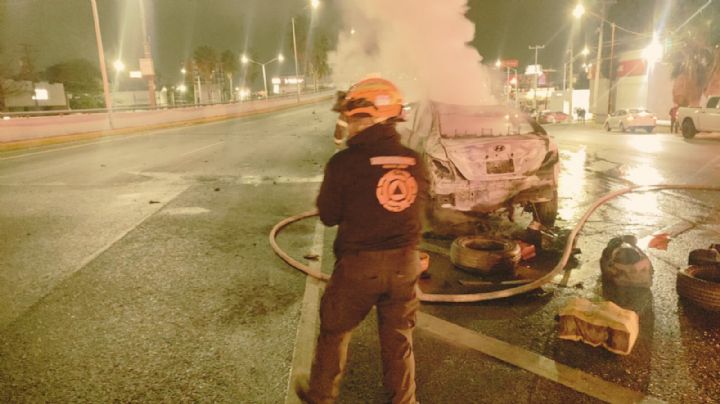 Muere conductor calcinado tras chocar e incendiarse su auto en Garza Sada